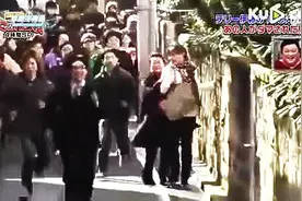 日本超好笑整人節目 小巷里突然遇到100个人要砍你图片