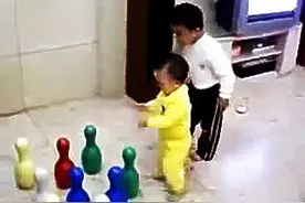 哥哥和妹妹在玩保龄球，误会了妈妈的话，结果出现了接下来的一幕图片