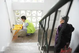 金马街道：楼道折叠椅让老人“转角遇到爱”图片