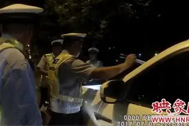 男子醉驾不开车门 交警喊话10多分钟无奈破窗“请人”图片