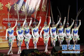 蓝色多瑙河上的迷人旋律——中国侨联“亲情中华·筑梦丝路”艺术团在布拉迪斯拉发演出图片