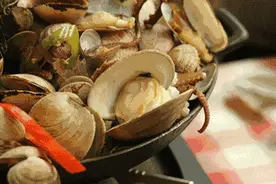 父子俩一晚吃掉20几个生蚝，孩子当晚发烧！夏天吃海鲜小心这些！图片