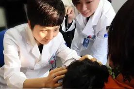 5岁女孩左眼像树懒，每时每刻睁不大图片