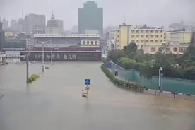 昆明一夜暴雨“又看海”：隧道内警车被没顶，有市民爬车呼救图片