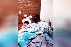 睡错了床！爆笑图片