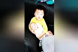 生了二胎后大宝是这样抱二宝的，场面好温馨哟！图片