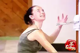 水管爆裂坏了，路人赶紧帮忙堵住，接下来一幕让他措手不及！图片