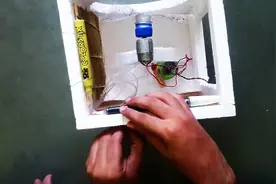 小哥用这些材料做了个水冷电风扇，通电的那刻直接给跪了！碉堡了图片
