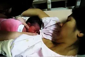 视频：喂母乳的技巧，新妈妈可以来看看！图片