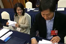 雷军调侃董明珠 身家上亿成湖北首富老婆照片曝光图片