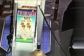 七旬大爷临时起意偷手机，没想到头顶上就是监控图片