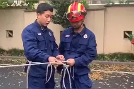 今天的周末微课堂，一对一传授救生绳的用法，重点是打结。图片