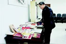 老教授坚持20多年收藏雷锋纪念物 书籍邮票照片应有尽有图片