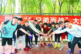武汉举行篮球义赛 16支草根球队为兄弟而战图片