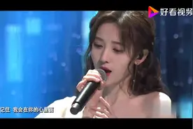 鞠婧祎现场演唱《叹云兮》，吊带从肩上滑落不慌不忙，这气质爱了图片