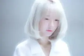 美女翻唱一首《雪之华》好听极图片