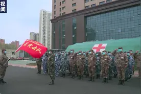经中央军委主席习近平批准 军队支援湖北医疗队圆满完成任务回撤图片