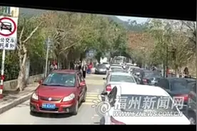 车辆闯禁行导致拥堵？赤桥路取消禁行标志未移走图片