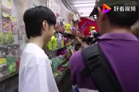 刘耀文逛街颜值太高引人围观，最后喝奶茶简直是暴躁文哥图片