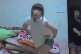 直播露春光被老妈发现！老妈发现女儿在房中做直播时惊呆了图片
