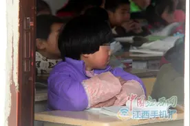 九江都昌女童患先天性大小便失禁 8岁仍兜尿不湿上学图片