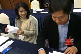雷军调侃董明珠 二人同桌而坐谈10亿赌约手机是亮点图片
