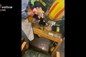 3岁男童手卡榨汁机 消防紧急破拆图片
