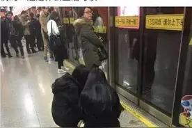 女孩蹲着等地铁就是没教养？网友为此吵翻了天图片