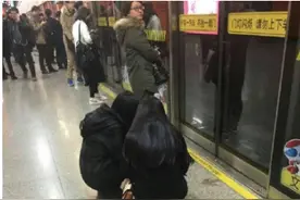 蹲地铁站里就没教养了？图片