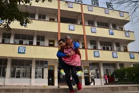 10年，5000公里，陪读妈妈背儿子上学，这是她用脚步丈量出的爱图片