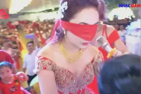 越南富人婚礼现场，新娘每个人胳肢窝里闻一下，是看狐臭味对不对是吗？视频封面