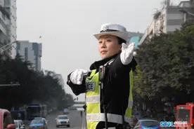 泸州女交警廖粒琦：执勤岗上盛开的铿锵玫瑰图片