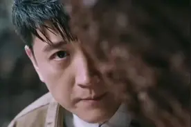 女子一个人在下雨天一个人在山洞躲雨，男子起了坏心想占为己有图片