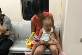 年轻妈妈在地铁帮小孩把尿 乘客吓到：喷过来差点溅脸上图片