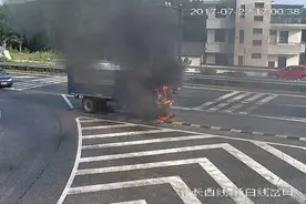 一辆装满废灯管的拖拉机，开着开着冒火图片