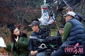 《泡芙小姐》曝工作照 张歆艺自导自演一秒入戏图片