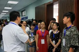 上海考生代表参观高招录取现场，“退档会严密审核让人放心”图片