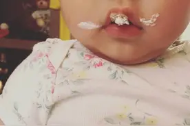 陈赫晒9个月爱女萌照 小脸胖嘟嘟十分可爱图片