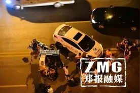 深夜，郑州街头一轿车将搬家三轮车撞翻在地图片