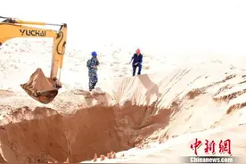 内蒙古腾格里沙漠中的输电人：造“黑格子”锁流沙图片