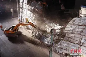 上海嘉定一楼拆除时倒塌殃及旁楼 已致3死1伤图片