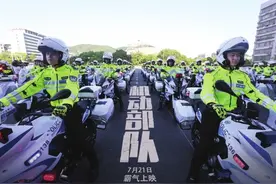 交警百台“铁骑”霸气来袭 最高时速160km图片