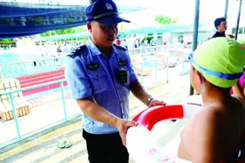 东西湖区扎实推进“万名警察进社区”图片