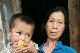 “奇迹宝宝”赵平安奶奶叔叔因钱结怨 如今生活不佳图片