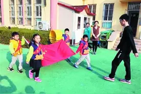 青岛幼师录取分数男生首次超女生 男幼师就业挺吃香图片