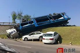 真相｜载着6辆新车的板车驶入自贡后怎么就翻车了？图片