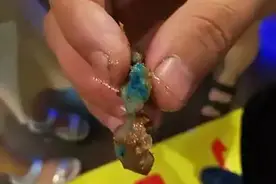 震惊！呼市一连锁烧烤店羊肉串中惊现“蓝色不明物体” 你还敢去撸串吗？图片
