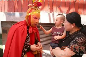 “大师兄”西安街头戴头套表演 热的都要融化了！图片