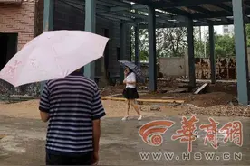灞桥女子突遭横祸 大风刮掉楼上铁皮板切断手腕图片