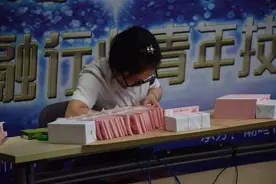 神乎其技“点钞手”！杭州这位银行小姐姐10秒钟数1万块！图片